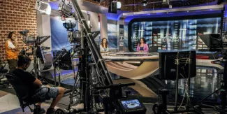 Grèce : le gouvernement va rouvrir la télévision publique fermée par les conservateurs Des journalistes d'ERT diffusent un reportage au siège de la télévision nationale à Athènes, en juillet 2013.