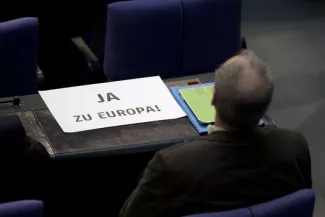 Le Bundestag vote sans entrain la prolongation du plan d'aide à la Grèce Vendredi 27 février 2015, un député Vert au Bundestag affiche son soutien aux Grecs par ces mots "Oui à l Europe !" lors du vote du Parlement allemand pour le prolongement de quatre mois du plan d aide à la Grèce.