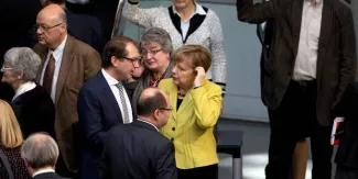 Les députés allemands approuvent à une écrasante majorité les aides à la Grèce Les députés allemands approuvent à une écrasante majorité les aides à la Grèce.