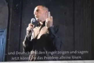 Une vidéo du ministre grec des Finances faisant un doigt d'honneur à l'Allemagne fait polémique (vidéo) Une vidéo du ministre grec des Finances faisant un doigt d'honneur à l'Allemagne fait polémique (vidéo).