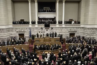 Le Parlement grec crée une commission pour auditer la dette Le Parlement grec, le 13 mars.