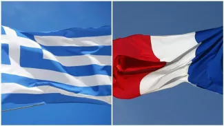 La France mène-t-elle les mêmes politiques d'austérité que la Grèce ? Les politiques menées en Grèce et en France sont difficilement comparables (Crédits: Géraldine RUSSELL et AFP)