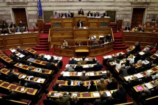 Le premier ministre Alexis Tsipras parle devant le parlement avant le vote de la loi contre la pauvreté. Image: Petros Giannakouris/Keystone


