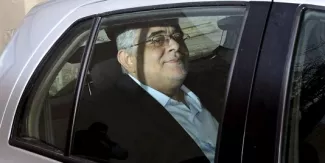 En Grèce, le chef du parti néonazi Aube dorée en liberté conditionnelle Le fondateur et dirigeant du parti grec néonazi Aube dorée, Nikos Michaloliakos, lors de sa libération conditionnelle, le 20 mars, à Athènes.
