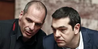 Le Parlement grec adopte une loi facilitant le règlement des arriérés d'impôts Le ministre des finances grec, Yanis Varoufakis, aux côtés du premier ministre, Alexis Tsipras, à la Vouli,le Parlement grec, le 18 février.