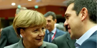 Tsipras rencontre Merkel, pour enterrer la hache de guerre ? Le 12 février 2015, à Bruxelles, le Premier ministre grec, Alexis Tsipras et la chancelière allemande, Angela Merkel, avaient fait connaissance. (Council of Europe / Anadolu Agency)