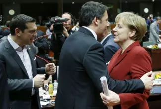 Alexis Tsipras reçu par Angela Merkel à Berlin La chancelière allemande salue le premier ministre italien, Matteo Renzi, non loin d'Alexis Tsipras lors d'un sommet européen, le 19 mars à Bruxelles.