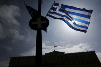 Un drapeau grec devant le parlement



