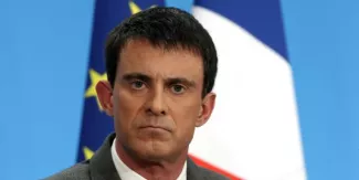 Grèce : pourquoi Manuel Valls a choisi la passivité Manuel Valls demande "des réformes profondes" aux Grecs (Crédits : Reuters)
