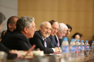 Joseph Stiglitz partage de nombreuses idées avec le ministre des finances grec Yanis Varoufakis - INET/AFP-Services/SilvËre GÈrard


