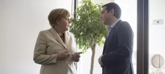 Dette : les Européens ne parviennent pas à faire plier Athènes Angela Merkel et Alexis Tsipras, le 23 avril à Bruxelles. Crédits photo : GUIDO BERGMANN/AFP