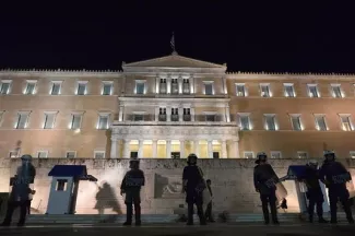 En Grèce, les autorités locales vont devoir transférer leurs fonds à l'Etat Le Parlement grec le 9 avril.