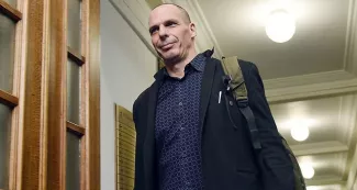 Grèce : Varoufakis à deux doigts d'être tabassé dans un restaurant Un groupe d'anarchistes s'en est pris au ministre des Finances et à sa femme dans un restaurant d'Athènes - AFP