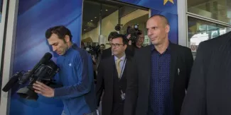Grèce : le stratège, le coordinateur et la star Le politologue Elias Nikolakopoulos affirme que « En première ligne, pour incarner la Grèce et prendre les coups, le premier ministre a placé dans un premier temps Yanis Varoufakis, qui, avec son aura d'économiste-star et cosmopolite, a réussi à replacer le problème grec au centre de l'attention mondiale ».