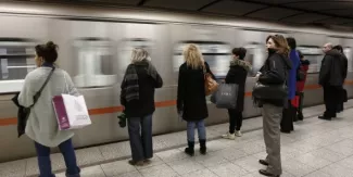 Dans le métro d'Athènes, un clip officiel revendique les réparations allemandes D'après les calculs de la Cour des comptes grecque, Berlin doit près de 279 milliards d'euros à la Grèce. (Crédits : REUTERS/Yorgos Karahalis)