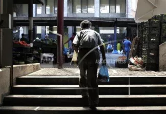 Les retraites grecques au régime A Athènes, en août 2013. La Grèce compte aujourd'hui 2,6 millions de retraités. (Photo Petros Giannakouris. AP)