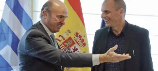 Face à Athènes, Madrid est la plus intransigeante Le ministre de l'Économie espagnol, Luis de Guindos, et son homologue grec, Yanis Varoufakis, le 8 mai, à Madrid. Crédits photo : POOL/REUTERS
