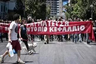 La Grèce à court de fonds pour rembourser le FMI Des opposants de gauche manifestent à Athènes le 23 mai 2015 devant l'ambassade allemande - AFP PHOTO / LOUISA GOULIAMAKI