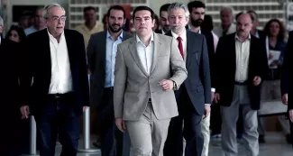 Après des semaines à discuter sans que personne ne dévoile réellement ses cartes, Athènes et ses créanciers semblent sortir de ce jeu de poker menteur - Angelos Tzortzinis/AFP


