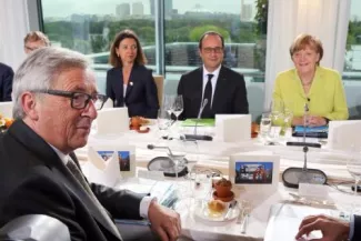 Un mois pour sauver la Grèce et l'euro Les négociateurs attendaient beaucoup d'une discussion «hors agenda» sur la Grèce entre Hollande, Merkel et Juncker, hier soir à Berlin. © EPA.