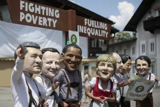 Le psychodrame grec s'invite au Sommet du G7 Des manifestants portent des masques à l'effigie des chefs d'Etat du Sommet du G7, réunis dès dimanche en Bavière. Image: Keystone