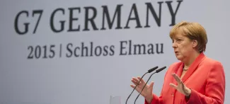 Au G7, Merkel presse Athènes de réagir vite Angela Merkel, lundi, lors de sa conférence de presse finale au G7. Crédits photo : ROBERT MICHAEL/AFP