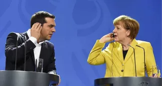 Grèce : compte à rebours avant le défaut de paiement La chancelière allemande, Angela Merkel et le chef du gouvernement grec, Alexis Tsipras, installent leur oreillette au début d'une conférence de presse détaillant les négociations en cours il y a quelques semaines - AFP