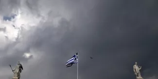 Le pessimisme domine les négociations entre la Grèce et ses créanciers la Grèce est plus que jamais menacée de défaut de paiement, ce qui pourrait constituer une déflagration aux conséquences imprévisibles pour la zone euro tout entière. Athènes doit en effet rembourser le 30 juin 1,6 milliard d'euros de prêts du FMI, et risque fort de ne pouvoir honorer cette échéance sans le déblocage de 7,2 milliards d'euros restant à verser dans le cadre de son plan d'aide. Un déblocage suspendu depuis des mois à un accord avec les créanciers. (Crédits : Reuters)
