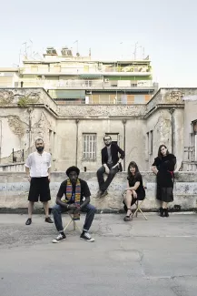 Athènes à vif De gauche à droite: Nicholas Georgiou, styliste; Negros Tou Moria, rappeur, Vassilis Karidis, photographe; Marina Fokidis, curatrice; et Persephoni Giannaki, créatrice d'accessoires à la Kunsthalle. (Photo Evangelia Kranioti)