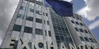Après le défaut, la Grèce sortira-t-elle de la zone euro ? (Photo: le 12 juin, le drapeau européen flotte devant la Bourse d'Athènes) (Crédits : Reuters)


