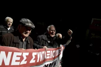 Grèce : «Il faut nous laisser tenter une recette différente» Des retraités lors d'une manifestation anti-austérité à Athènes, le 1er avril.? (Photo Alkis Konstantinidis. Reuters)