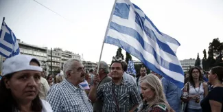 « Tsipras se bat pour nous. On veut qu'il sache qu'on est avec lui » Rassemblement à Athènes, mercredi soir.
