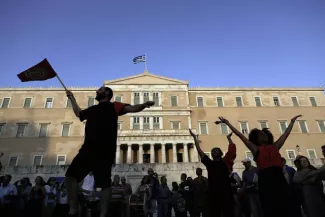 Les Grecs prêts à tout, sauf à davantage d'austérité Mercredi soir, sur la place Syntagma, à Athènes, 10'000 personnes ont manifesté. Image: EPA
