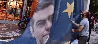 Et si la Grèce quittait l'euro ? Le scénario d'une crise historique Des manifestants décrochent un drapeau à l'effigie d'Alexis Tsipras sur fond d'emblème européen, à Athènes, le 11 juin. Crédits photo : LOUISA GOULIAMAKI/AFP