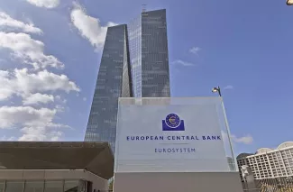 La BCE relève à nouveau l'aide d'urgence aux banques grecques Pour éviter une crise de liquidités, la Banque centrale européenne (BCE) a relevé, vendredi, le plafond des liquidités d'urgence (ELA) que les banques grecques peuvent retirer auprès de leur banque centrale - SIPA