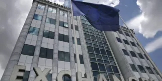 Grèce : comment les créanciers utilisent le Bank Run dans la négociation La BCE a ce vendredi décidé de relever le plafond de l'ELA de 1,8 milliard d'euros selon d'autres. La Banque de Grèce demandait 3,5 milliards d'euros. Autrement dit, la BCE n'a même pas accepté de ne donner le strict nécessaire. Assez pour faire face pendant quelques jours, mais le scénario chypriote reste d'actualité pour la Grèce. (Crédits : Reuters)
