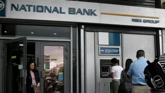 Grèce : réunion d'urgence pour éviter une panique bancaire File d'attente devant les distributeurs en Grèce.