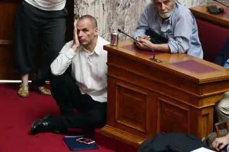 Crise grecque : « Plus personne n'agit de façon rationnelle » Le ministre de l'économie grec, Yanis Varoufakis, le 16 juin, à Athènes.
