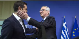 Grèce : la stratégie du "toujours plus" de l'Eurogroupe Pas d'accord à l'Eurogroupe ce lundi, malgré des concessions grecques. (Photo: Jean-Claude Juncker accueille Alexis Tsipras à Bruxelles le 22 juin 2015) (Crédits : Reuters)