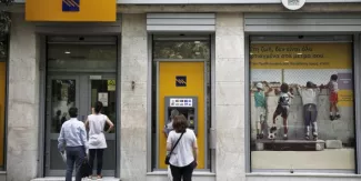 La BCE relève (encore) le plafond de l'aide d'urgence aux banques grecques La semaine dernière, les retraits bancaires en Grèce ont atteint plusieurs milliards d'euros. A Francfort et à Bruxelles, des sources affirment que les précommandes de retrait dans les banques grecques pour la journée de lundi représenteraient un montant global d'un milliard d'euros. (Crédits : Reuters Alkis Konstantinidis)