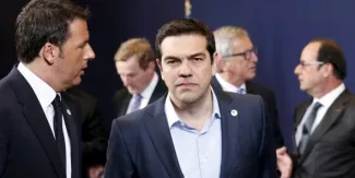 La Grèce bénéficie encore de la bienveillance, voire du soutien, de la France et de l'Italie. Mais dans l'Europe des 19, leur position est minoritaire. (Photo: Matteo Renzi, à gauche, discutant avec Alexis Tsipras; François Hollande discutant Jean-Claude Juncker, lors du sommet extraordinaire de Bruxelles du 23 avril). (Crédits : Reuters)


