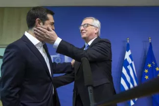 Les (re)(re)(re) retrouvailles entre Tsipras et Juncker, lundi à Bruxelles. Et un geste désormais familier du président de la Commission européenne envers le Premier ministre grec. © Reuters


