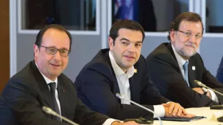 Sept jours pour valider la dernière offre de la Grèce Le président François Hollande, le premier ministre grec Alexis Tsipras, et le premier ministre espagnol Mariano Rajoy, lors du sommet européen, lundi à Bruxelles. Crédits photo : YVES HERMAN/REUTERS