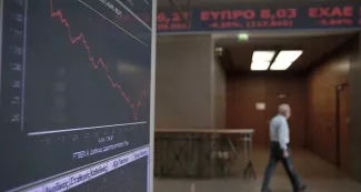 Comment les «hedge funds» spéculent sur la Grèce Les montagnes russes de la bourse d'Athènes ont attiré les plus intrépides des hedge funds - Petros Giannakouris/AP/SIPA