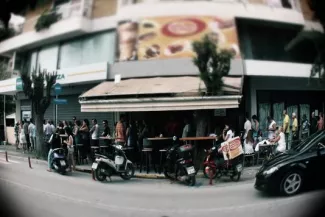 Grèce : dans le Péloponnèse, chasse aux distributeurs et crainte du référendum Des dizaines de Grecs font la queue devant un distributeur de billets à Kalamata, dans le sud du Péloponnèse, le 28 juin.