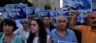 Les Grecs déchirés entre orgueil national et colère À Thessalonique, le 22 juin, manifestation en faveur du maintien de la Grèce dans l'UE. Crédits photo : SAKIS MITROLIDIS/AFP
