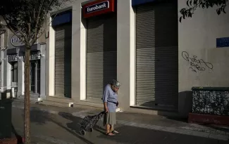 La Grèce au bord du précipice Une banque fermée à Athènes, ce lundi.