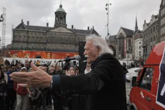 Manolis Glezos, eurodéputé Syriza: «Si le oui l'emporte, le gouvernement doit démissionner» Manolis Glezos, eurodéputé Syriza: «Si le oui l'emporte, le gouvernement doit démissionner».