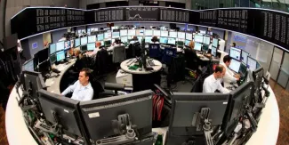 Crise grecque: les bourses européennes en chute Crise grecque: les bourses européennes en chute.
