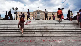 Des slogans hostiles à l'Union européénne et au FMI ont été taggés sur les escaliers menant au Parlement grec à Athènes. Crédits photo : LOUISA GOULIAMAKI/AFP



